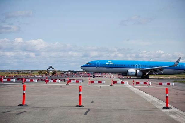 TRAVLHED. Der er kun få minutter mellem flyene, der lander lidt på tværs af byggeområdet. 