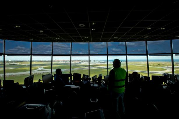 OVERBLIK. Flyvelederne i kontroltårnet har lufthavnens bedste overblik over byggearbejdet. 