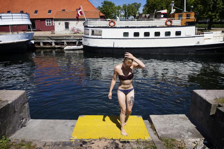 Dukkert. I dag bader en del københavnere i byens kanaler, selvom det egentlig er fobudt. Det kan blive anderledes med et nyt havnereglement, der bliver offentliggjort i dag. 