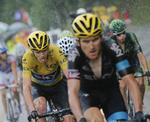 Gult. Chris Froome i den gule trøje skærer tænder i regnvejr på dagens bjergetape, mens Geraint Thomas træder an. 