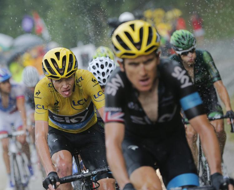 Gult. Chris Froome i den gule trøje skærer tænder i regnvejr på dagens bjergetape, mens Geraint Thomas træder an. 