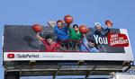Reklame. Et skilt i Culver City ved Los Angeles reklamerer for YouTube, der er en guldgrube for Google. 