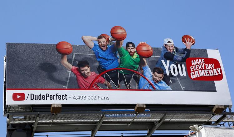 Reklame. Et skilt i Culver City ved Los Angeles reklamerer for YouTube, der er en guldgrube for Google. 