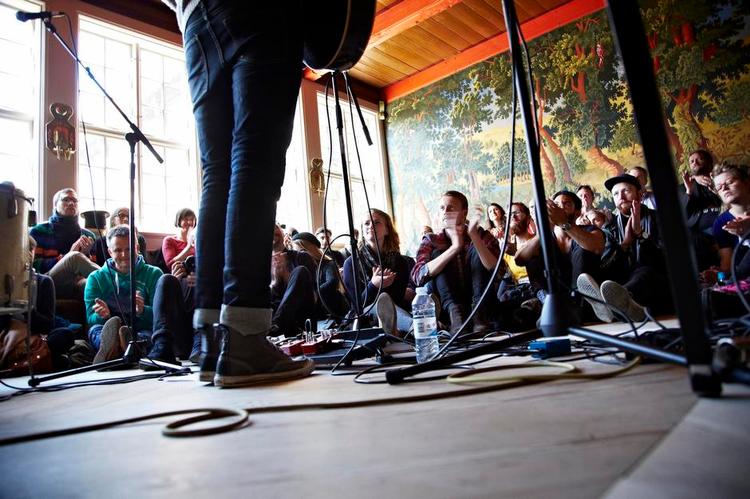 Hofbal. Den islandske musiker Júníus Meyvant var blandt dem, som stod på scenen, da Sofar Sessions indtog Møntmestergården i Aarhus. Hvem der er på programmet næste gang, er en hemmelighed. 