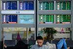 Kaosset var til at mærke. I lufthavne blev bekymrede pårørende til flyets passagerer hjulpet på vej mod information om deres kæreste. 