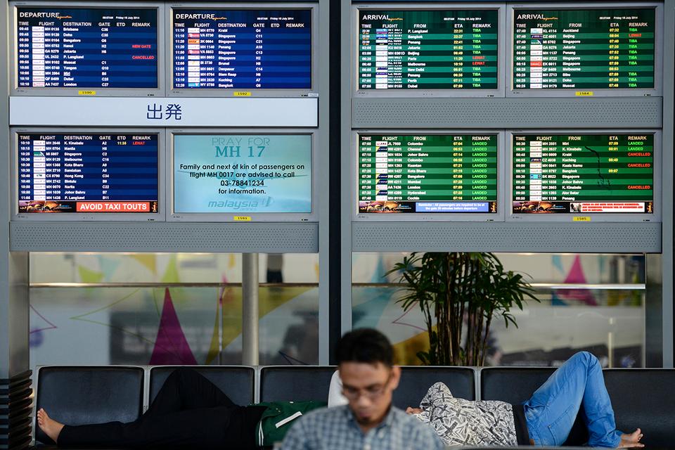 Kaosset var til at mærke. I lufthavne blev bekymrede pårørende til flyets passagerer hjulpet på vej mod information om deres kæreste. 