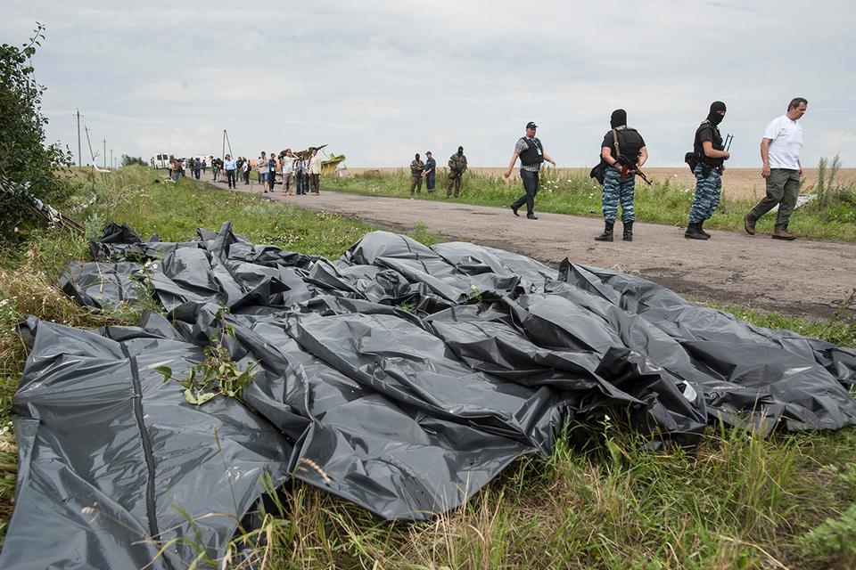 Samtlige 298 passagerer og medarbejdere om bord på den store Boeing 777 mistede livet. De kroppe, der kunne findes blandt vragdelene blev hurtigt samlet i sorte ligposer. 