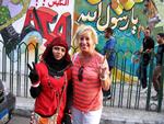 SOLIDARITET. Birthe Kjær optræder  på Langelandsfestival 22. juli  med sit ni mand store Feel Good Band. Her ses hun under en Egyptenstur i 2012 på Tahrirpladsen i Kairo sammen med en af de revolutionære, som talte for demokrati. 