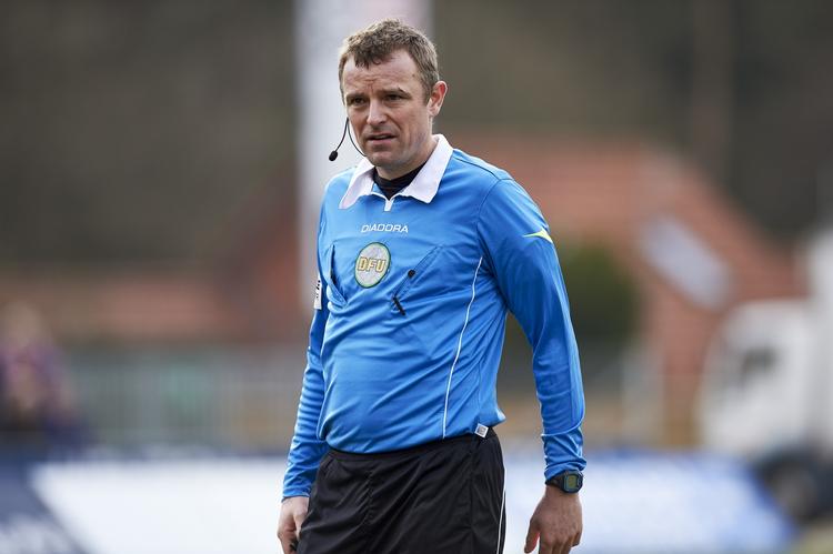 kontakt. Fodbolddommere, her Peter Rasmussen, har igennem længere tid været udstyret med mikrofoner, men det de siger i den er forbeholdt linjedommere og fjerdedommeren på sidelinjen. 