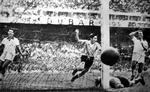 Helten. Alcides Ghiggia scorer det mål på Maracana, som brasilianerne aldrig har glemt. 
