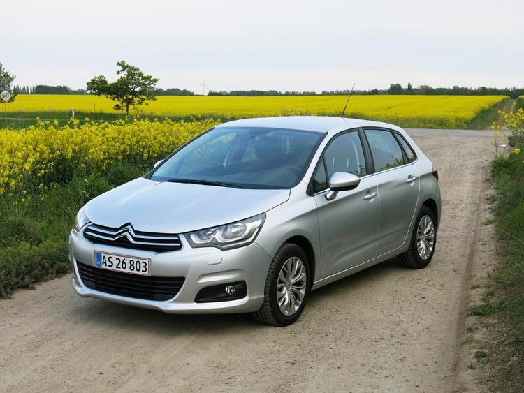 VELKENDT. Citroën C4 har bevaret sit udseende i flere år, men teknikken er fornyet. 