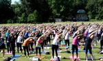 SAMMENHOLD. Her er fra sidste sommer, hvor omkring 500 kom til gratis yoga hos Susanne Lidang i Fælledparken foran Pavillionen. 