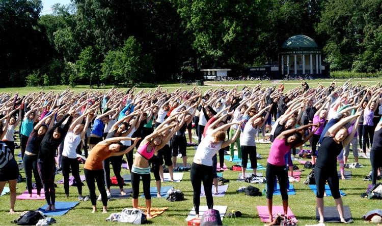 SAMMENHOLD. Her er fra sidste sommer, hvor omkring 500 kom til gratis yoga hos Susanne Lidang i Fælledparken foran Pavillionen. 