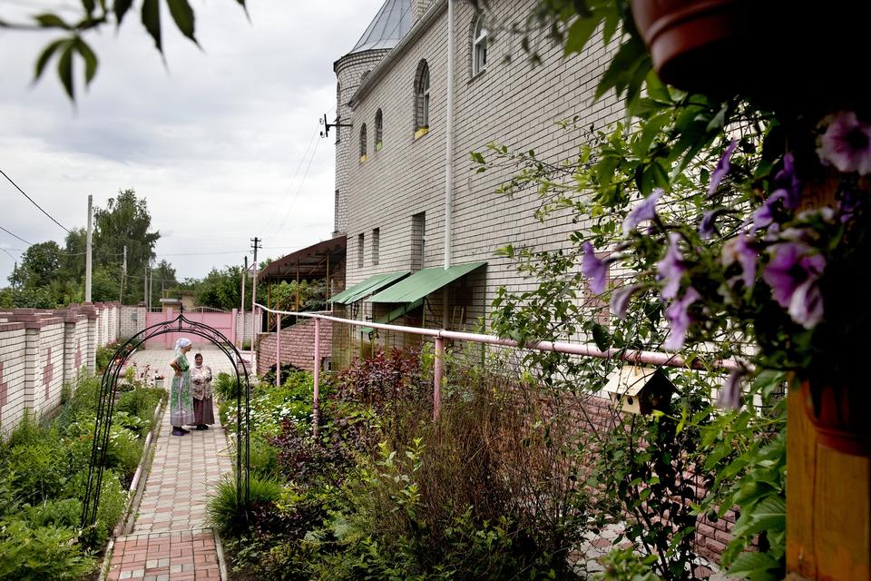 Søstrene gør meget ud af havearbejdet. 