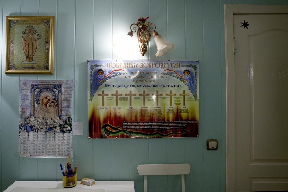 De 7 dødssynder listes op på en plakat. 
