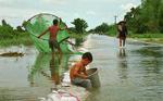 Oversvømmet. Sandsækkene var ikke nok til at holde vandet væk fra vejen, da Mekongfloden gik over sine bredder nær Ho Chi Minh City i Vietnam. 