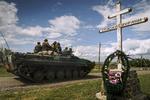 Krigsskueplads. Prorussiske separatister kører forbi et mindesmærke for de 298 personer, der for et år siden blev dræbt da passagerflyet MH17 blev skudt ned over det østlige Ukraine. 