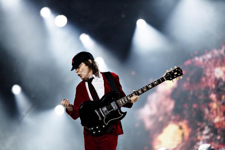 ROCKBRAG. AC/DC-koncerten blev udsolgt på under to timer. Live Nations planlægning af kæmpekoncerten bliver til gengæld kritiseret af mange af dem, der arbejdede som frivillige under koncerten. 