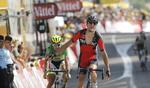 Etapesejr. Greg Van Avermaet (BMC) kører sejrende over målstregen i Rodez, mens Peter Sagan (Tinkoff-Saxo) skumler over endnu en andenplads. 