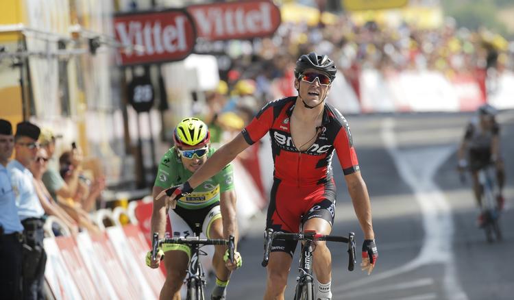Etapesejr. Greg Van Avermaet (BMC) kører sejrende over målstregen i Rodez, mens Peter Sagan (Tinkoff-Saxo) skumler over endnu en andenplads. 
