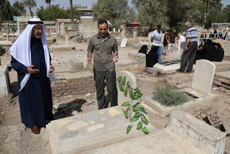 Eid. Muslimer i Irak ses her fejre Eid-festen. Nu har en bilbombe dræbt mindst 100 personer, skriver Reuters. 