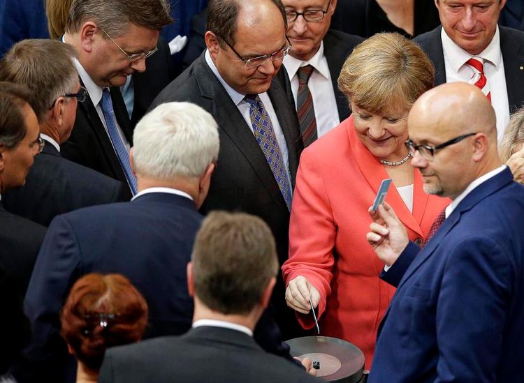 Afstemning. Trods en hidsig debat fik Angela Merkel den fødselsdagsgave, hun var kommet efter – grønt lys til en ny hjælpepakke til grækerne. »Vi gør dette for det græske folk, men også for det tyske folk. Når Europa - hele Europa - er stærkt, er Tyskland også stærkt«, sagde hun. 