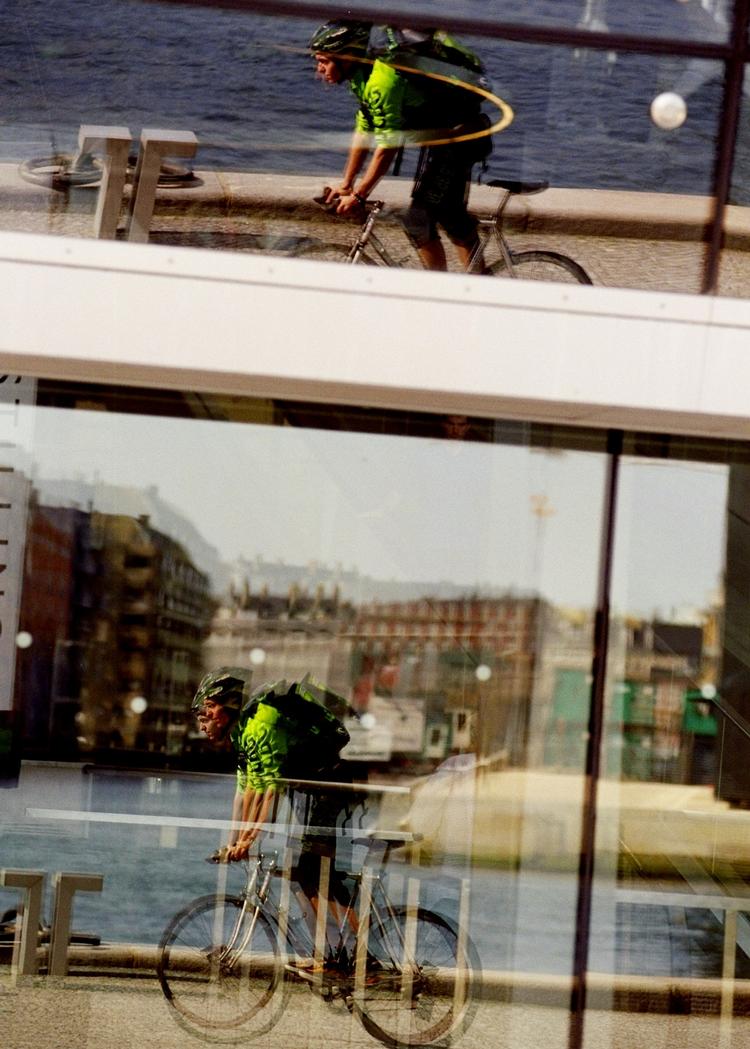 Studiejob. Matias Ovens er cykelbud ved siden af studierne. 