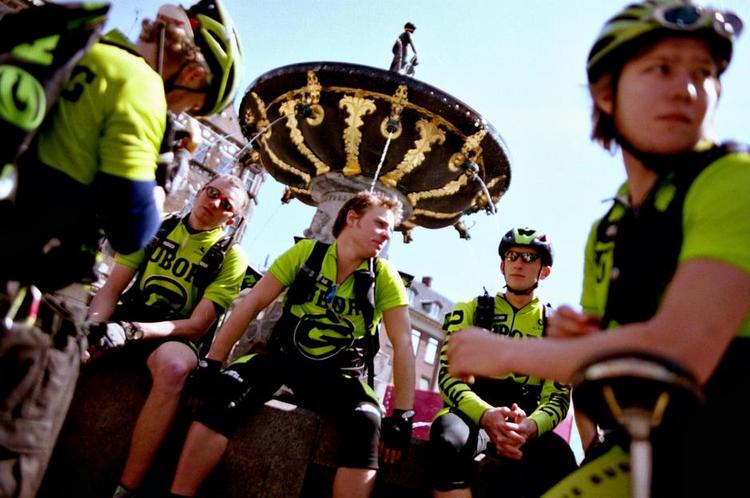 pusterum. Lige siden cykelbudenes storhedstid i 1990’erne har Caritasspring vandet på Gammeltorv i det indre København været mødested, når budene holder en tiltrængt pause. 