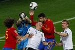 Nærkamp. Iker Casillas fik i VM-semifinalen i 2010 liga akkurat bokset bolden væk i denne situation, hvor Bastian Schweinsteiger var nærgående. Casillas og Spanien vandt og blev verdensmestre. Schweinsteiger måtte vente til 2014 på titlen over dem alle. 