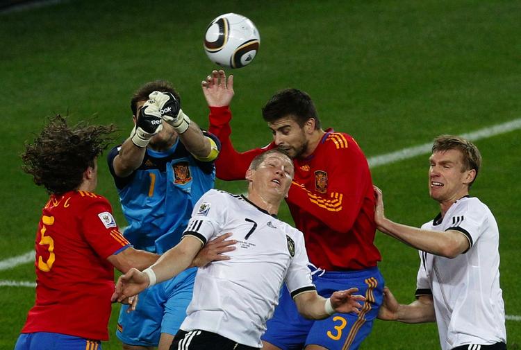 Nærkamp. Iker Casillas fik i VM-semifinalen i 2010 liga akkurat bokset bolden væk i denne situation, hvor Bastian Schweinsteiger var nærgående. Casillas og Spanien vandt og blev verdensmestre. Schweinsteiger måtte vente til 2014 på titlen over dem alle. 