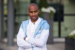 Endelig. Efter to U-vendinger kunne Fabian Delph fredag aften blive præsenteret som ny spiller i Manchester City. 