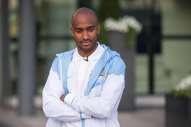 Endelig. Efter to U-vendinger kunne Fabian Delph fredag aften blive præsenteret som ny spiller i Manchester City. 
