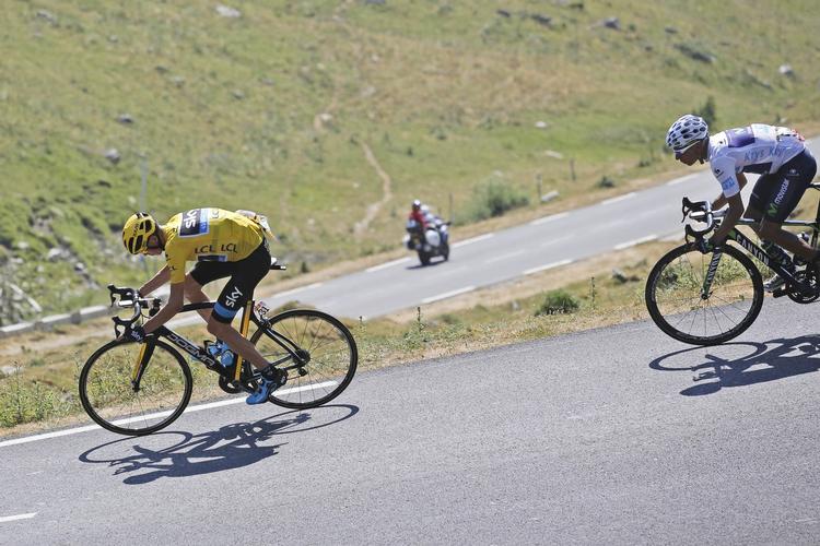 Hierarki. Quintana (th) forsøgte at komme væk, men til sidst slog Froome ham med et sekund. 