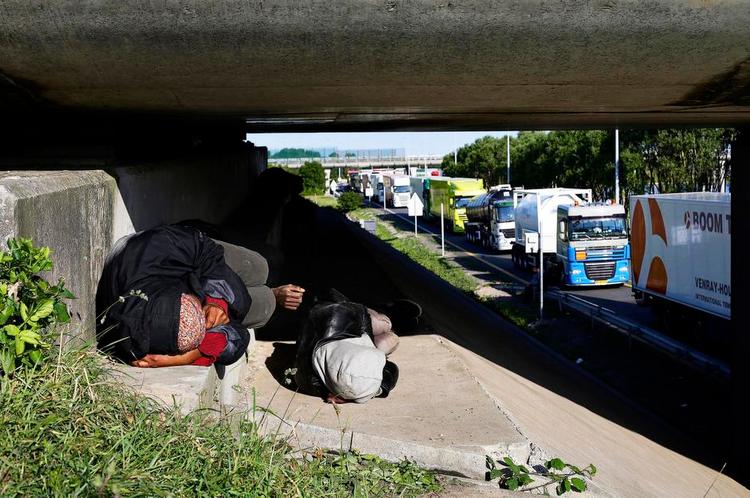 Immigranter. De mange immigranter er samlet i Calais på den franske side af Kanalen. De bor i uhumske lejre eller under broer og i porte, parate til at gøre hvad som helst for at komme til Storbritannien. 