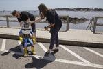 Blaffer. Robotten Hitchbot venter på at få sit første lift i Marblehead i Massachusetts i det nordøstlige USA. 