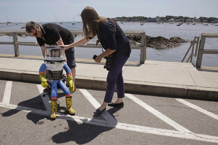 Blaffer. Robotten Hitchbot venter på at få sit første lift i Marblehead i Massachusetts i det nordøstlige USA. 