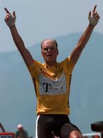 1996. Bjarne Riis havde en af karrierens helt store triumfer i dagens målby. 