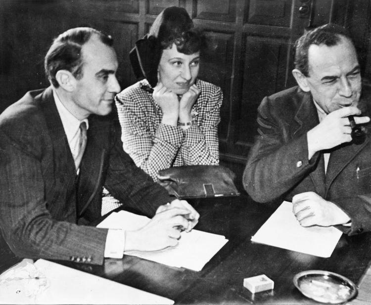 Ildsjæl. I alle årene, Frit Danmark blev udgivet, redigerede Kate Fleron bladet. Her ses hun til afstemning om Frit Danmarks protest mod »krænkelsen af friheds- rettighederne i en række lande«. Formanden Mogens Fog (til venstre), Kate Fleron og redaktøren Aage Schoch. Arkivfoto: Stoffer/Polfoto 