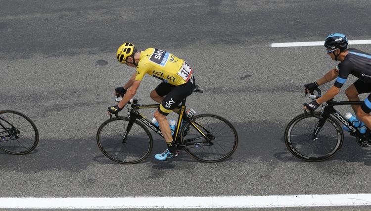 Ramt. Den gule trøje fik kastet en kop urin på sig under lørdagens 14. etape. 
