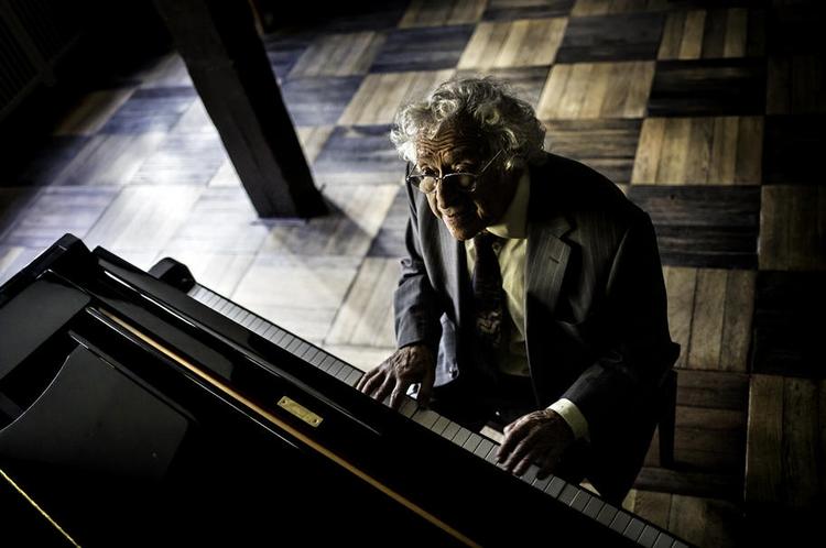 Dødsfald. Skuespiller, pianist og entertainer Simon Rosenbaum er død 89 år gammel, oplyser familien. Her er han fotograferet i 2013. 