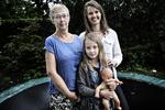 Forskellighed. Mormor Eddy Andersen, mor Anne Gadegaard og Elin Meiner Gadegaard, som fremviser 'Orange', der var hendes yndlingsdukke, da hun var mindre. Foto: Miriam Dalsgaard 