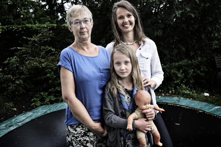 Forskellighed. Mormor Eddy Andersen, mor Anne Gadegaard og Elin Meiner Gadegaard, som fremviser 'Orange', der var hendes yndlingsdukke, da hun var mindre. Foto: Miriam Dalsgaard 