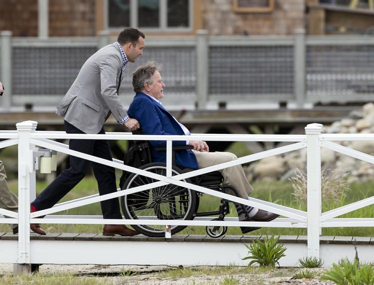 Udskrevet. Den amerikanske ekspræsident Bush senior faldt i sit hjem og brækkede en nakkehvirvel, men er nu udskrevet fra hospitalet. 