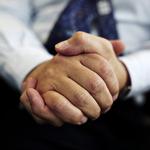 Hænder. Skal kommunerne bruge penge på flere kolde eller flere varme hænder - på komunikationsrådgivning eller flere velfærdsydelser? Den diskussion ruller, efter at Jyllands-posten har fået aktindsigt kommuners brug af eksterne bureauer til krisehåndtering. 