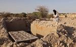 Mausoleer. Mohamed Maouloud Ould Mohamed tager sig af gravene ved Timbuktus mausoleer, der blev hærget for næsten tre år siden. (arkivfoto) 