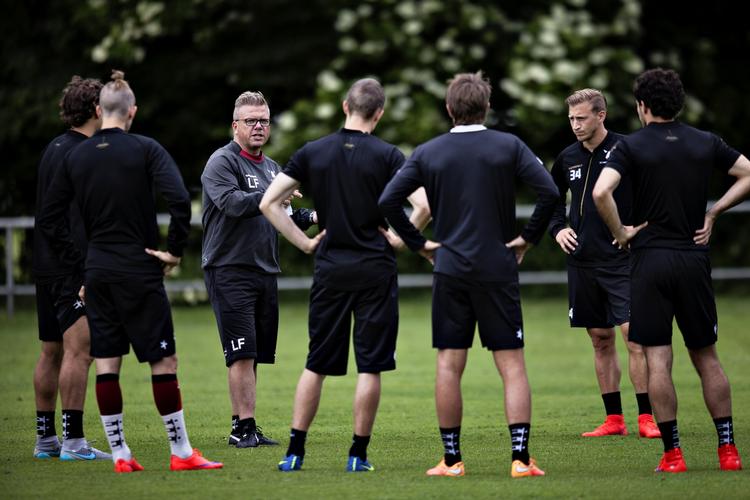 Holdkammerat. FC Midtjyllands spillere får snart nyt selskab i Herning. Den australske kantspiller Awer Mabil ventes at blive præsenteret i morgen. 