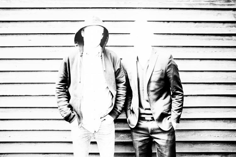 Anonyme. To tidligere Ryanair-piloter fortæller om tiden hos den irske lavprisgigant. Her fik de kun løn for en del af arbejdet, ligesom de selv måtte betale for en lang række ting. Som dokumentation har Politiken set deres kontrakter. 