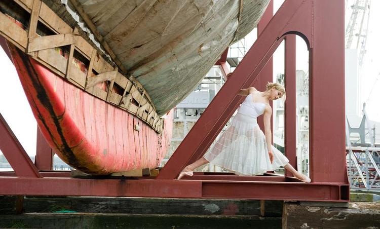 Frieri. Det endelige program er endnu ikke fastlagt, men det maritime vil spille en stor rolle. Her ses National Youth Ballet i Hamburgs havn. 