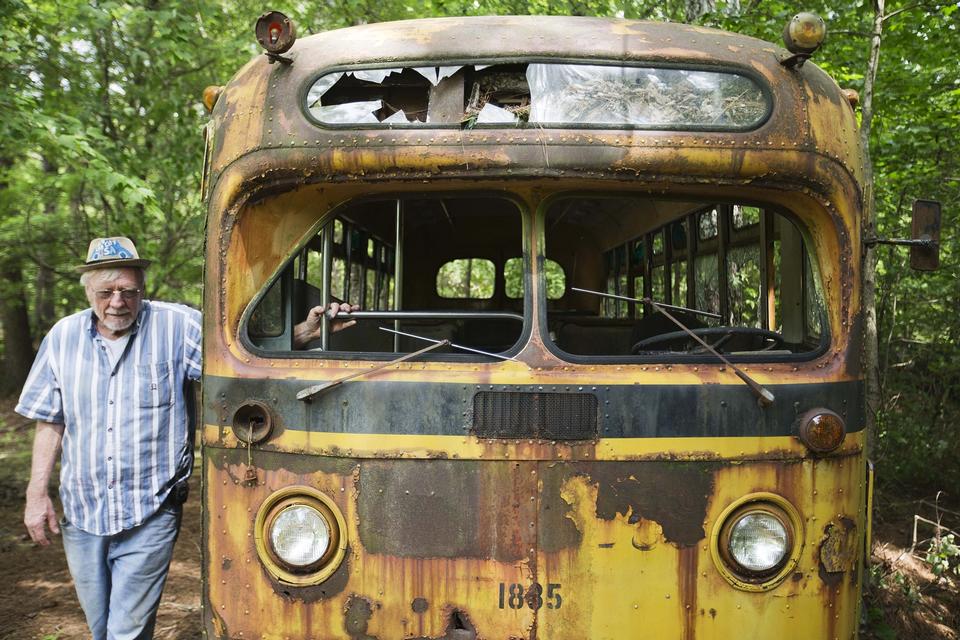HENGIVEN. Ejeren Walter Dean Lewis går her forbi en skolebus fra 1950'erne. 