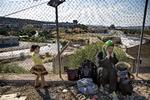 Velkommen. I flygtningelejren Cara Tepe på Lesbos er der ikke mad nok til alle. Der er også ekstremt dårlige toiletfaciliteter og de fleste bliver nødt til at købe deres egne telte i byen, hvis de vil have tag over hovedet. Systemet er slet ikke gearet til at håndtere de mange flygtninge, der kommer til øen. 